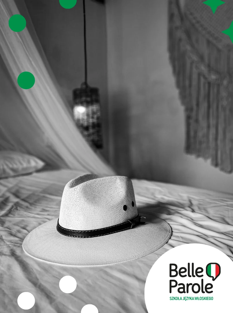 Kapelusz na łóżku